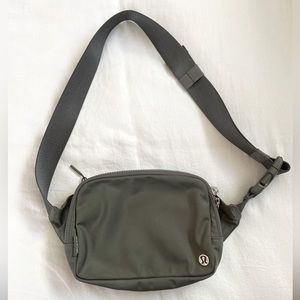 Lululemon Everywhere Belt Bag 2L Grey Sage